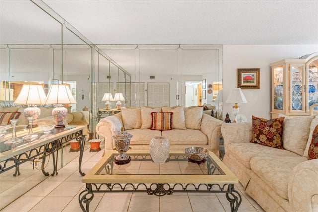 4 of 22 - 2401 Collins Ave 703, Miami Beach, FL