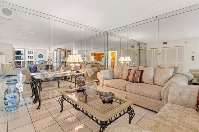 5 of 22 - 2401 Collins Ave 703, Miami Beach, FL