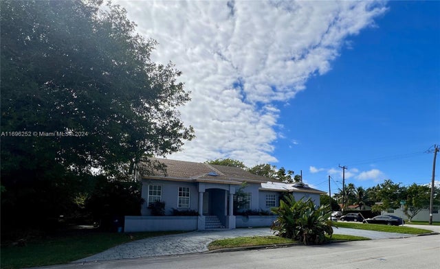 4 of 7 - 424 90th St, Surfside, FL