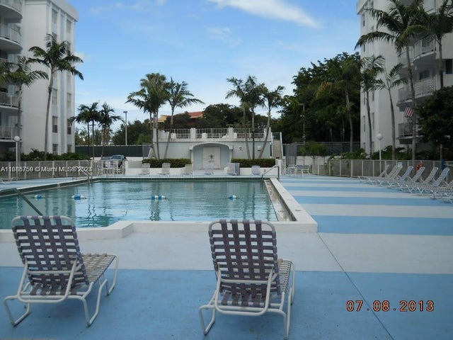 3 of 10 - 498 Nw 165th St Rd D-607, Miami, FL