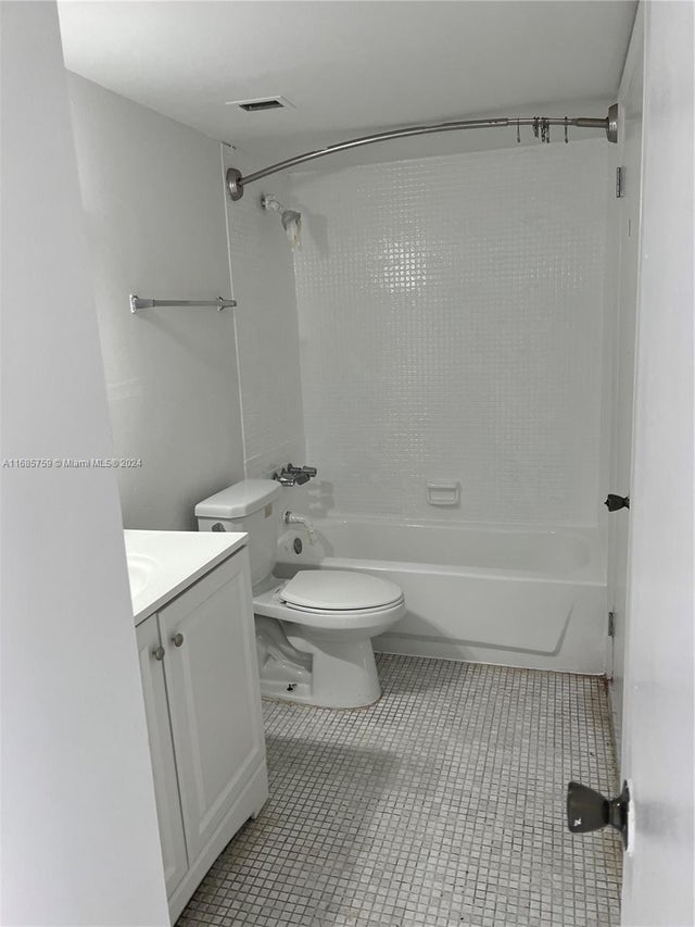 4 of 10 - 498 Nw 165th St Rd D-607, Miami, FL