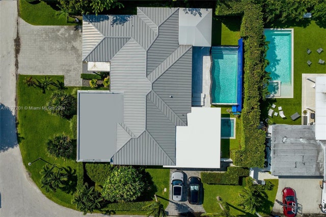 4 of 33 - 6420 Pinetree Drive Cir, Miami Beach, FL