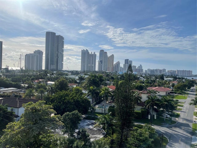 4 of 8 - 235 191st Ter, Sunny Isles Beach, FL