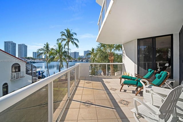 2 of 42 - 3610 Yacht Club Dr 208, Aventura, FL