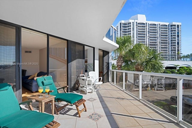 3 of 42 - 3610 Yacht Club Dr 208, Aventura, FL