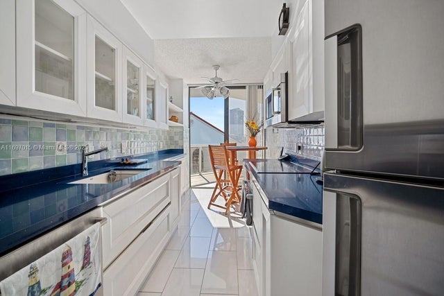 5 of 42 - 3610 Yacht Club Dr 208, Aventura, FL