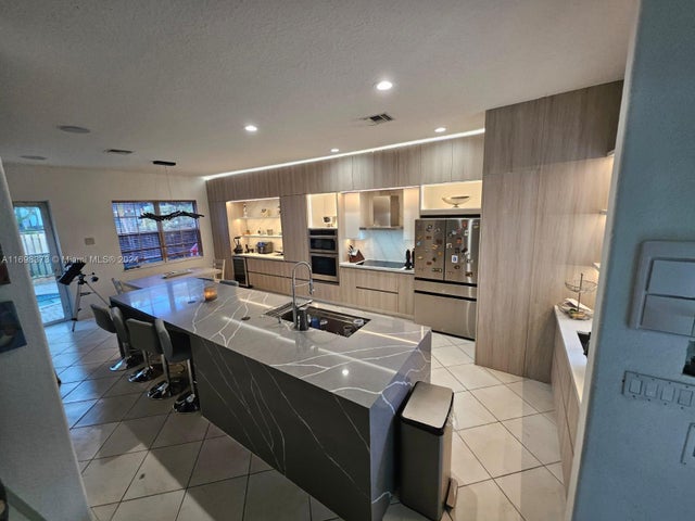 4 of 36 - 11161 Nw 71st St, Doral, FL