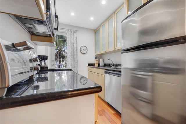4 of 20 - 420 15th St 105, Miami Beach, FL
