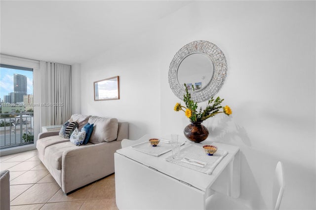 4 of 33 - 345 Ocean Dr 703, Miami Beach, FL