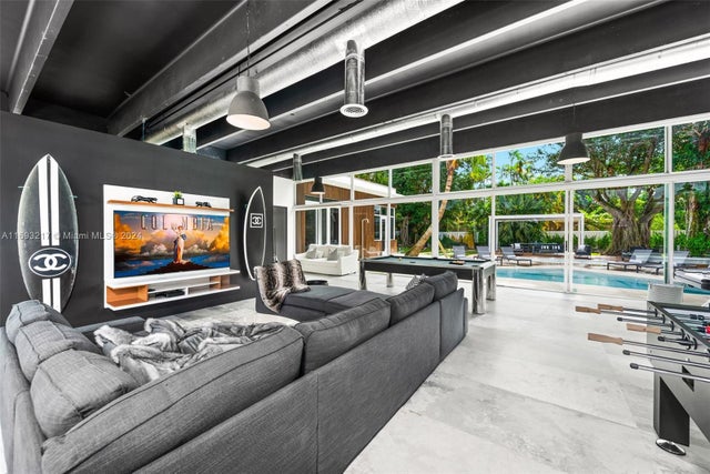 2 of 31 - 1000 Ne 89th St, Miami, FL
