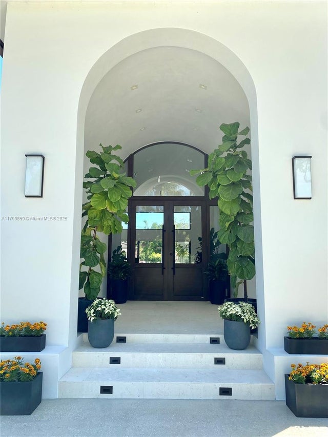 5 of 33 - 4710 Pine Dr, Miami, FL