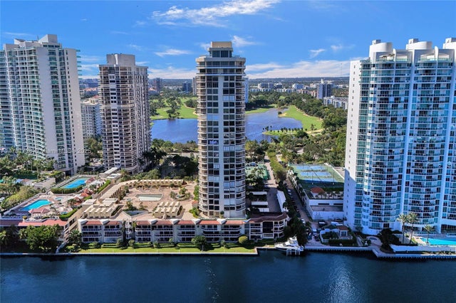2 of 72 - 20191 E Country Club Dr 2310, Aventura, FL