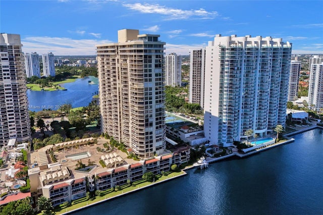 3 of 72 - 20191 E Country Club Dr 2310, Aventura, FL