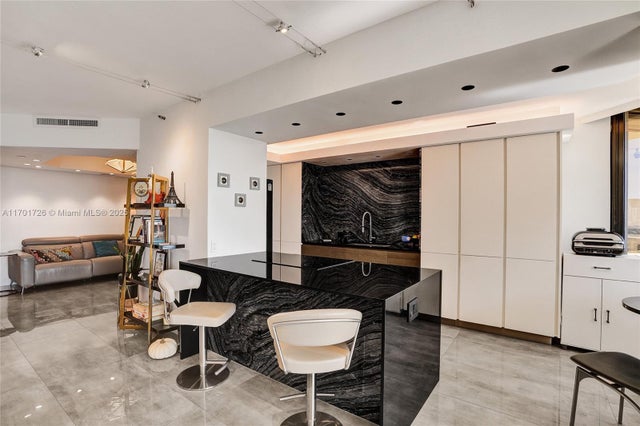 4 of 72 - 20191 E Country Club Dr 2310, Aventura, FL