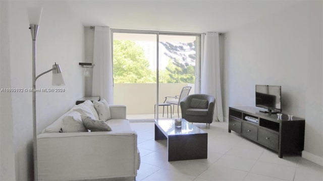 2 of 11 - 631 Jefferson Ave 401, Miami Beach, FL