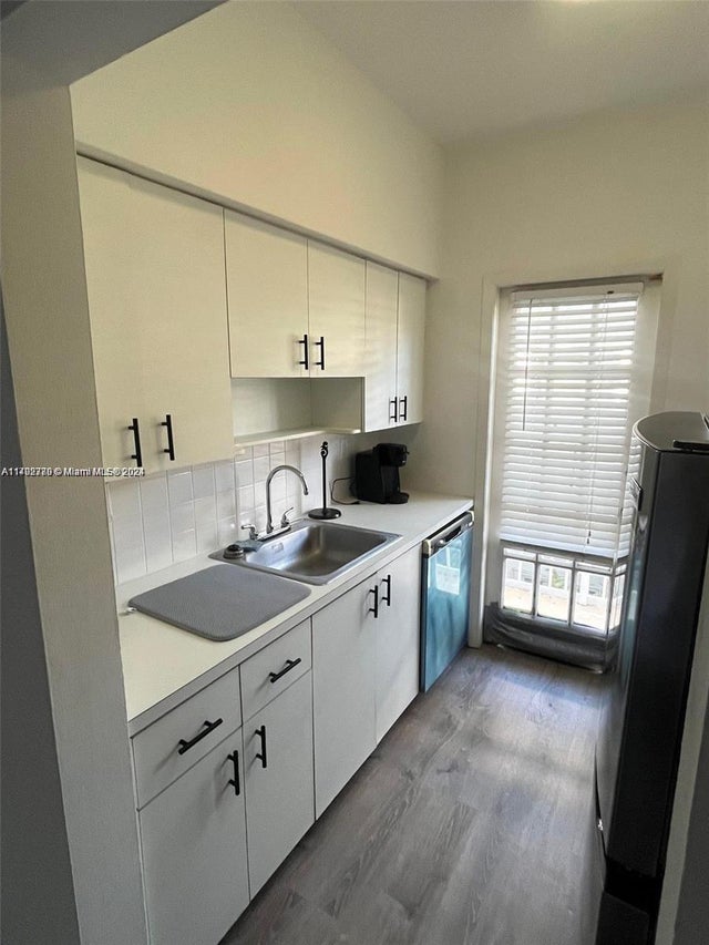 2 of 11 - 911 Meridian Ave 202, Miami Beach, FL