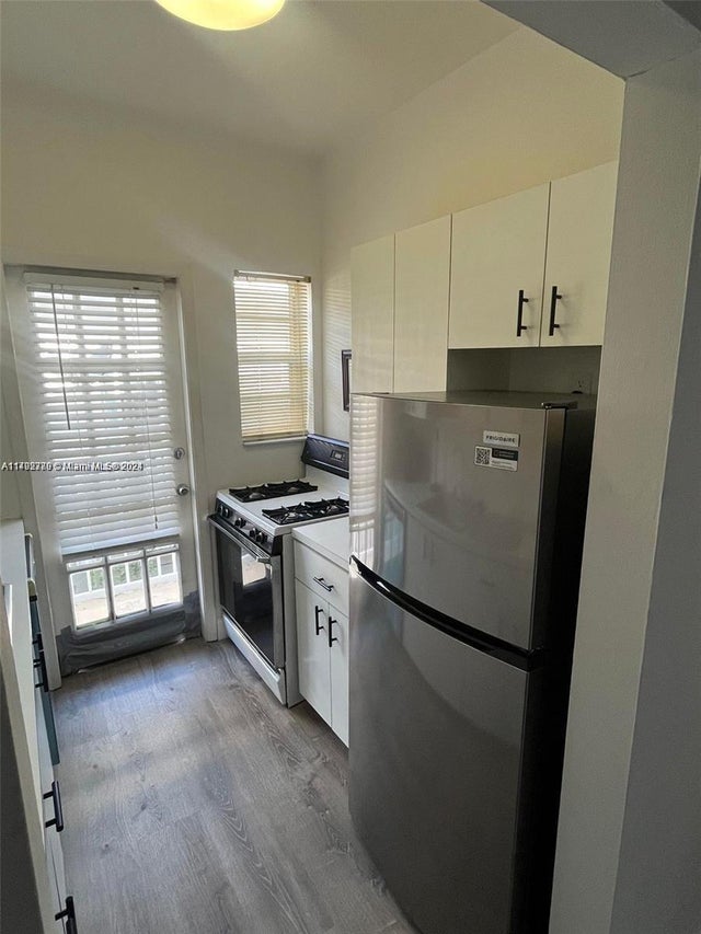 3 of 11 - 911 Meridian Ave 202, Miami Beach, FL