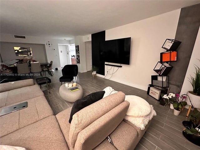 5 of 12 - 20505 E Country Club Dr 1836, Aventura, FL