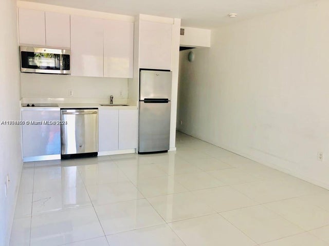 4 of 11 - 801 15th St 107, Miami Beach, FL