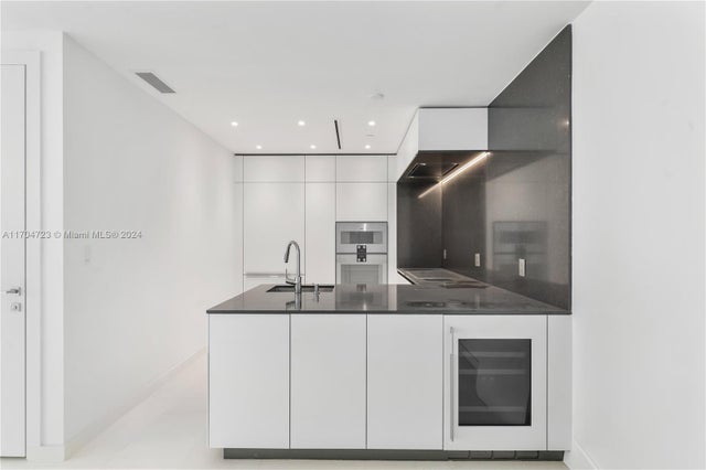 4 of 42 - 300 Biscayne Blvd Way 5209, Miami, FL