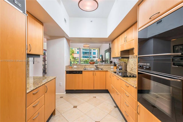 4 of 33 - 1455 Ocean Dr 510, Miami Beach, FL