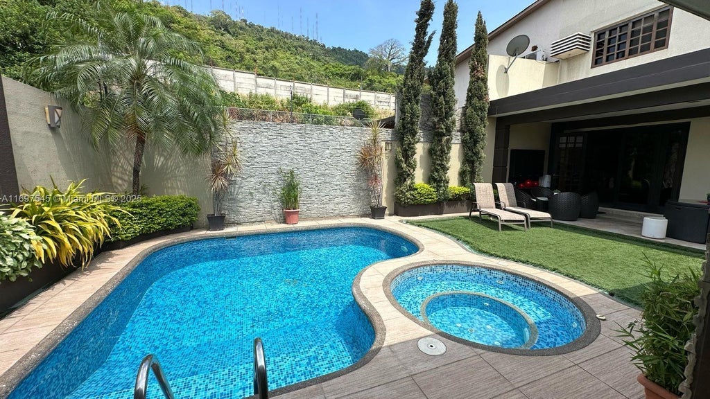 1 Carrera Calvo Ave, Guayaquil