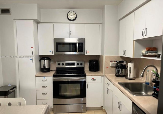 4 of 8 - 9225 Collins Ave 712, Surfside, FL
