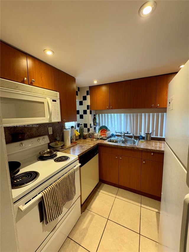 5 of 7 - 16919 N Bay Rd 117, Sunny Isles Beach, FL