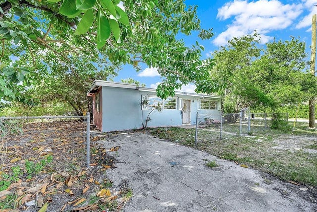 3 of 40 - 2100 Nw 76th St, Miami, FL