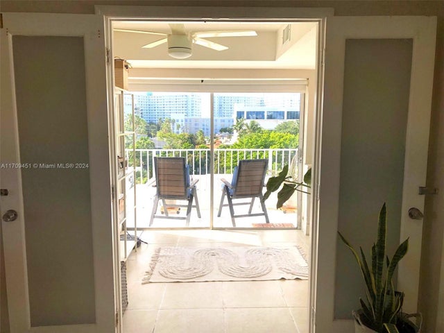 4 of 27 - 910 Michigan Ave 506, Miami Beach, FL