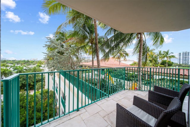 1 of 53 - 19900 E Country Club Dr 610, Aventura, FL