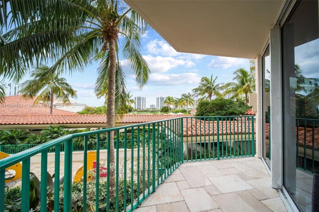 2 of 53 - 19900 E Country Club Dr 610, Aventura, FL
