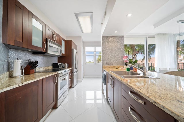 4 of 53 - 19900 E Country Club Dr 610, Aventura, FL