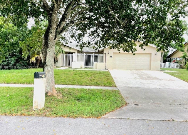 1 of 17 - 226 Las Palmas St, Royal Palm Beach, FL