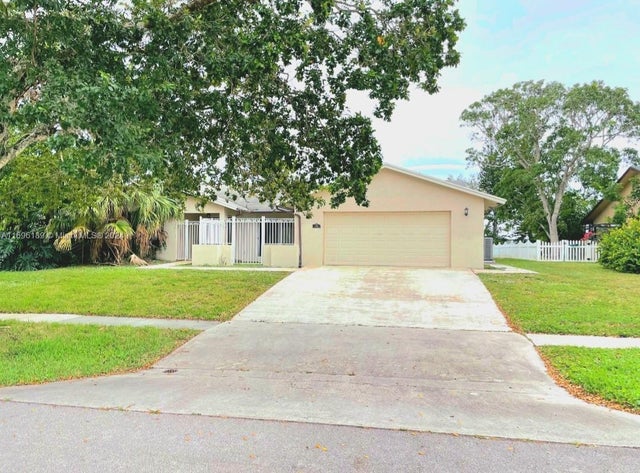 2 of 17 - 226 Las Palmas St, Royal Palm Beach, FL