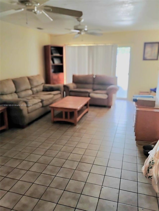 4 of 17 - 226 Las Palmas St, Royal Palm Beach, FL