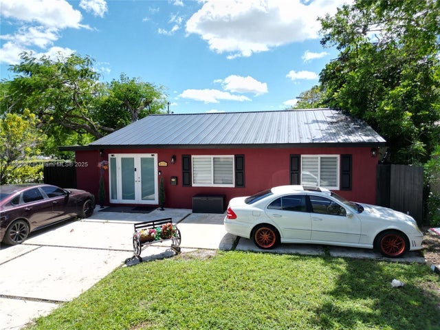 2 of 18 - 2716 Polk St, Hollywood, FL
