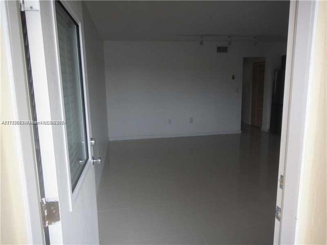 5 of 14 - 525 Meridian Ave 305, Miami Beach, FL