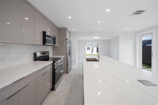 2 of 36 - 725 E 53rd St, Hialeah, FL