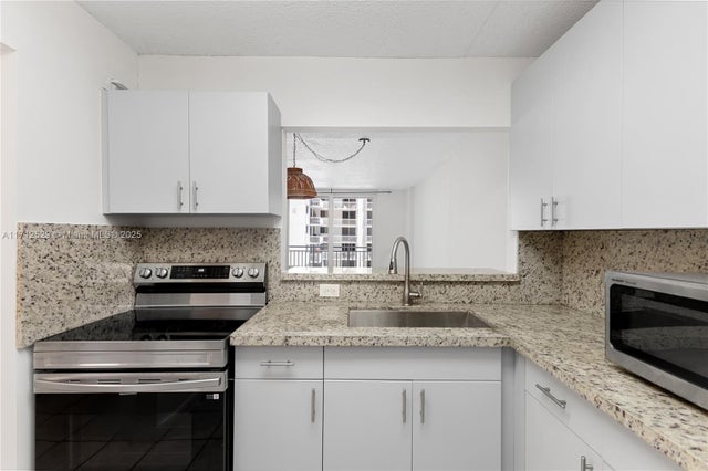 3 of 34 - 345 Ocean Dr 424, Miami Beach, FL