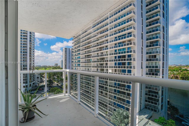5 of 35 - 20515 E Country Club Dr 1048, Aventura, FL