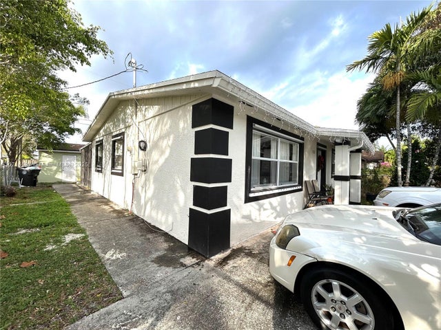 2 of 13 - 926 S 13th Ave S, Lake Worth, FL