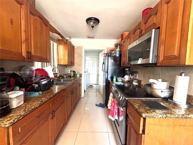4 of 13 - 926 S 13th Ave S, Lake Worth, FL