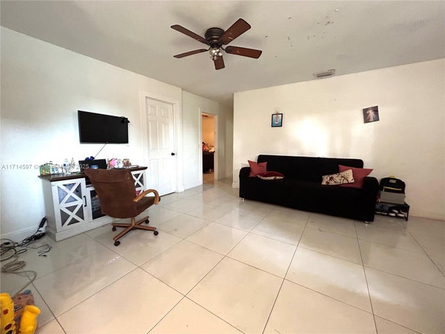 5 of 13 - 926 S 13th Ave S, Lake Worth, FL