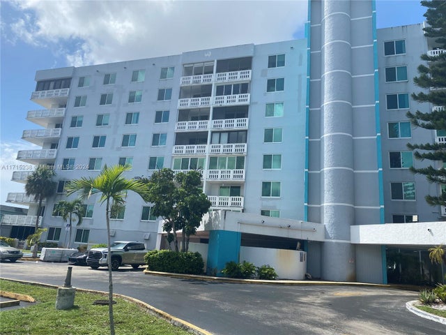 1 of 11 - 919 Hillcrest Dr 208, Hollywood, FL