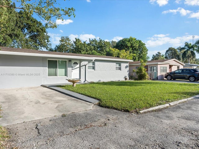 4 of 26 - 4255 Sw 50th St, Dania Beach, FL