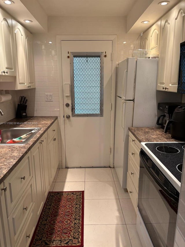 2 of 7 - 16801 Ne 13th Ave 107, Miami, FL
