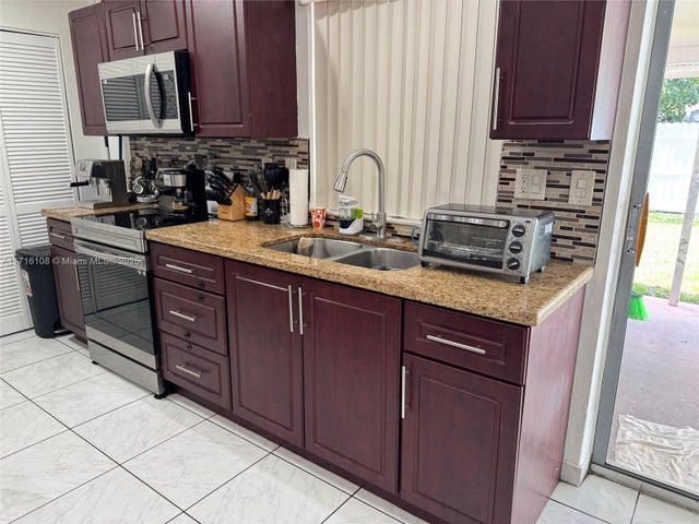 2 of 9 - 800 N 65th Ave, Hollywood, FL