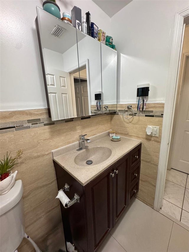 3 of 9 - 800 N 65th Ave, Hollywood, FL