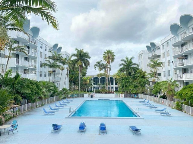 1 of 16 - 492 Nw 165th St Rd C415, Miami, FL